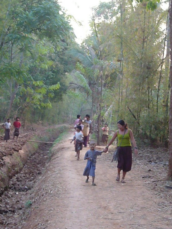 Travel - Myanmar - Inle Lake - First Boat Trip - The boat-drivers village - Rice and Cigars